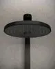 Schwarze Kopfbrause von Ideal Standard mit runder, flacher Duschfläche und strukturiertem Sprühmuster, montagebereit an einer senkrechten Stange.
